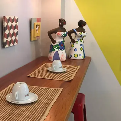 Peças de artesanato mineiro na sala do café