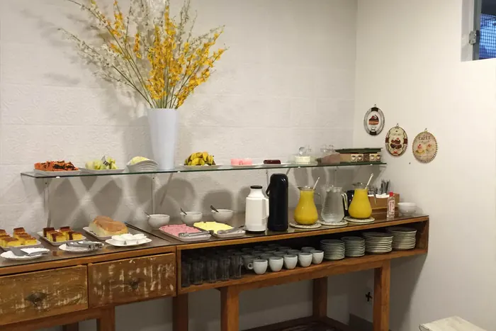 Buffet do café da manhã sobre móvel de madeira de demolição
