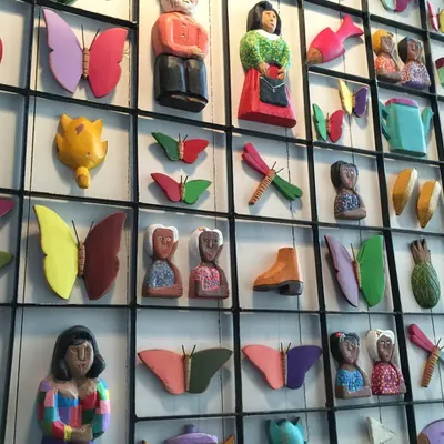 Painel de artesanato mineiro com peças coloridas