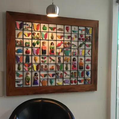Painel de artesanato mineiro na recepção